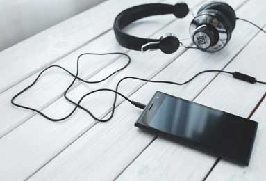 NBA季后赛焦点战：勇士VS雷霆巅峰对决，库里与亚历山大谁将主宰？